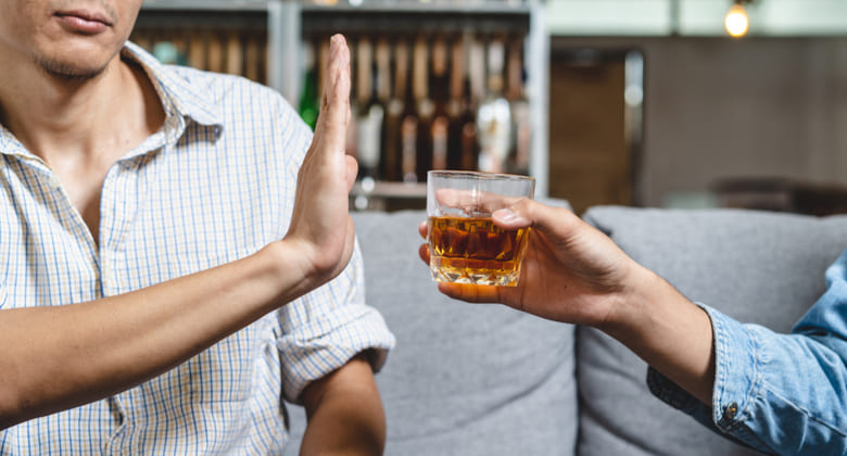 Как избавиться от алкогольной зависимости Мужчина отказывается от алкоголя